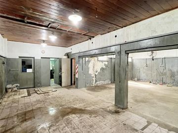 Casa en venta de 6 ambientes, terraza con parrilla, cochera. En centro Zárate.