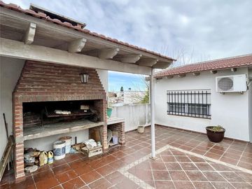 Casa en venta de 6 ambientes, terraza con parrilla, cochera. En centro Zárate.