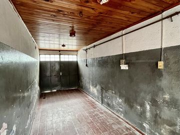 Casa en venta de 6 ambientes, terraza con parrilla, cochera. En centro Zárate.