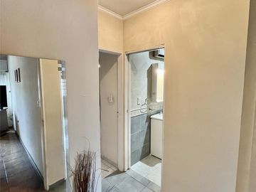 Casa en venta de 6 ambientes, terraza con parrilla, cochera. En centro Zárate.