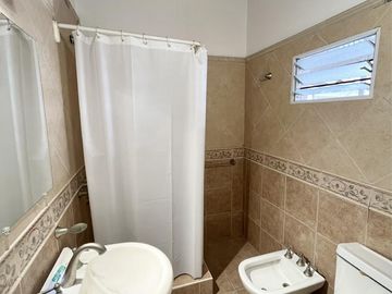 Casa en venta de 6 ambientes, terraza con parrilla, cochera. En centro Zárate.