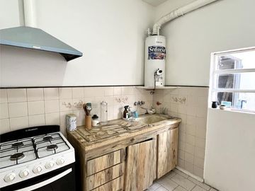 Casa en venta de 6 ambientes, terraza con parrilla, cochera. En centro Zárate.