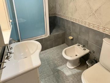Casa en venta de 6 ambientes, terraza con parrilla, cochera. En centro Zárate.