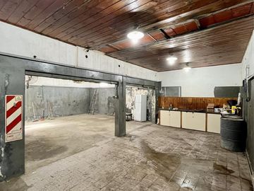 Casa en venta de 6 ambientes, terraza con parrilla, cochera. En centro Zárate.