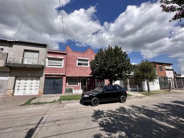 Casa en venta de 6 ambientes, terraza con parrilla, cochera. En centro Zárate.