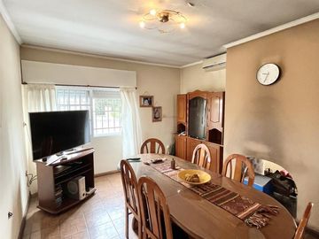 Casa en venta de 6 ambientes, terraza con parrilla, cochera. En centro Zárate.