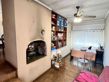 Casa en venta de 6 ambientes, terraza con parrilla, cochera. En centro Zárate.