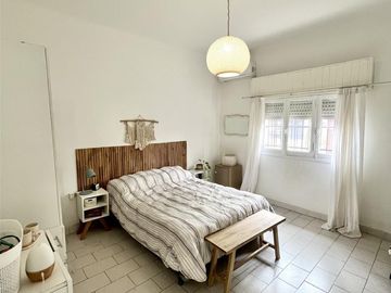 Casa en venta de 6 ambientes, terraza con parrilla, cochera. En centro Zárate.