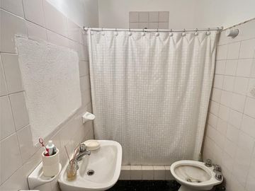 Casa en venta de 6 ambientes, terraza con parrilla, cochera. En centro Zárate.