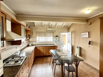 Casa en venta de 6 ambientes, terraza con parrilla, cochera. En centro Zárate.