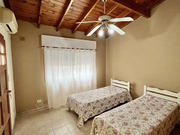 Casa en venta de 6 ambientes, terraza con parrilla, cochera. En centro Zárate.