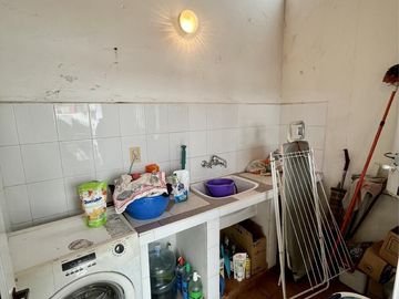 Casa en venta de 6 ambientes, terraza con parrilla, cochera. En centro Zárate.