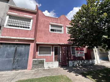 Casa en venta de 6 ambientes, terraza con parrilla, cochera. En centro Zárate.