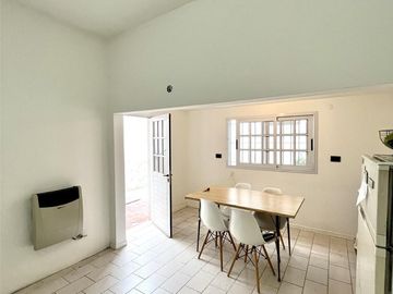 Casa en venta de 6 ambientes, terraza con parrilla, cochera. En centro Zárate.