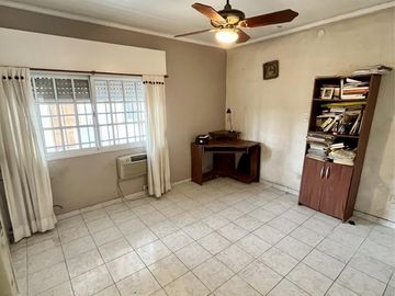 Casa en venta de 6 ambientes, terraza con parrilla, cochera. En centro Zárate.