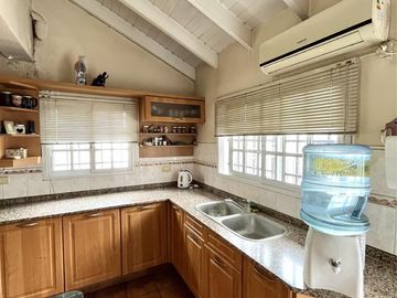 Casa en venta de 6 ambientes, terraza con parrilla, cochera. En centro Zárate.