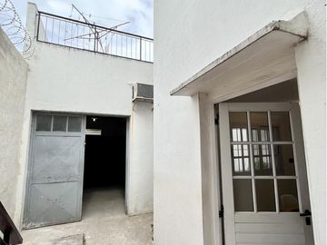 Casa en venta de 6 ambientes, terraza con parrilla, cochera. En centro Zárate.