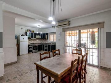 Duplex en Venta - 4 Dormitorios 2 Baños Cochera - 297 mts2 - Hurlingham, Buenos Aires