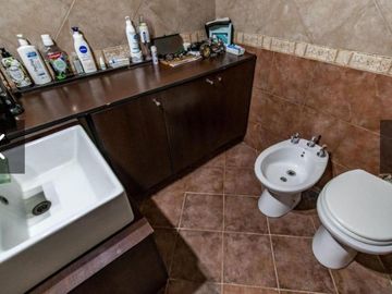 Duplex en Venta - 4 Dormitorios 2 Baños Cochera - 297 mts2 - Hurlingham, Buenos Aires