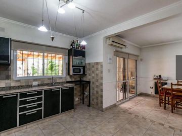 Duplex en Venta - 4 Dormitorios 2 Baños Cochera - 297 mts2 - Hurlingham, Buenos Aires