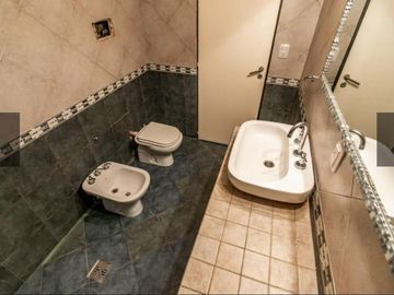 Duplex en Venta - 4 Dormitorios 2 Baños Cochera - 297 mts2 - Hurlingham, Buenos Aires