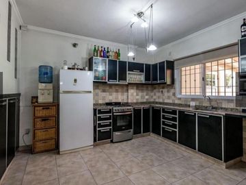 Duplex en Venta - 4 Dormitorios 2 Baños Cochera - 297 mts2 - Hurlingham, Buenos Aires