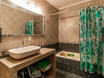 Duplex en Venta - 4 Dormitorios 2 Baños Cochera - 297 mts2 - Hurlingham, Buenos Aires