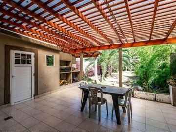 Duplex en Venta - 4 Dormitorios 2 Baños Cochera - 297 mts2 - Hurlingham, Buenos Aires