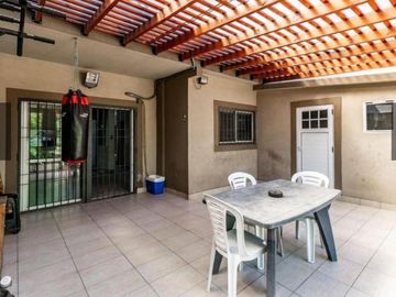 Duplex en Venta - 4 Dormitorios 2 Baños Cochera - 297 mts2 - Hurlingham, Buenos Aires