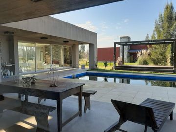 Casa en venta - 2 Dormitorios 2 Baños - Cochera - Chacras de Uribelarrea, Uribelarrea, Cañuelas.