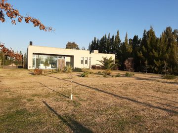 Casa en venta - 2 Dormitorios 2 Baños - Cochera - Chacras de Uribelarrea, Uribelarrea, Cañuelas.