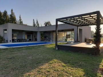 Casa en venta - 2 Dormitorios 2 Baños - Cochera - Chacras de Uribelarrea, Uribelarrea, Cañuelas.