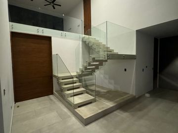 VENTA DE RESIDENCIA EN NORTE MERIDA, KOMCHEN, YUC
