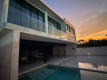 VENTA DE RESIDENCIA EN NORTE MERIDA, KOMCHEN, YUC