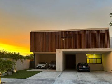 VENTA DE RESIDENCIA EN NORTE MERIDA, KOMCHEN, YUC