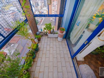 Departamento de 2 ambientes de 53,73 m2. Piso alto, Balcón. Cochera fija. Apto profesional. Flores