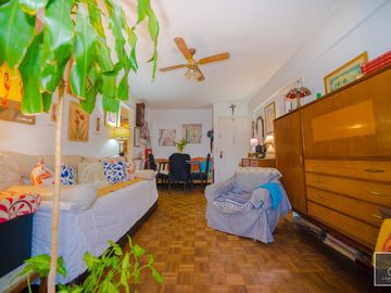 Departamento de 2 ambientes de 53,73 m2. Piso alto, Balcón. Cochera fija. Apto profesional. Flores