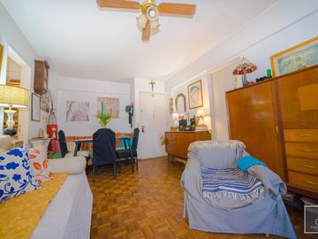 Departamento de 2 ambientes de 53,73 m2. Piso alto, Balcón. Cochera fija. Apto profesional. Flores