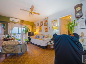 Departamento de 2 ambientes de 53,73 m2. Piso alto, Balcón. Cochera fija. Apto profesional. Flores