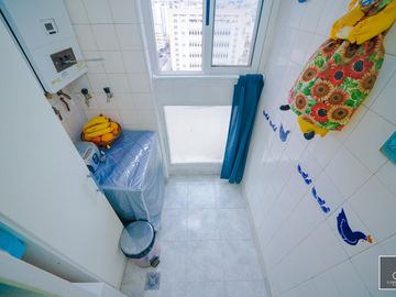 Departamento de 2 ambientes de 53,73 m2. Piso alto, Balcón. Cochera fija. Apto profesional. Flores