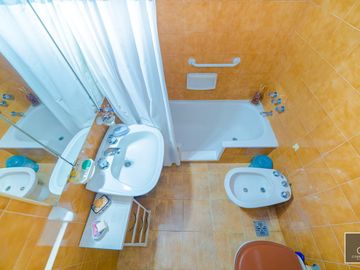 Departamento de 2 ambientes de 53,73 m2. Piso alto, Balcón. Cochera fija. Apto profesional. Flores