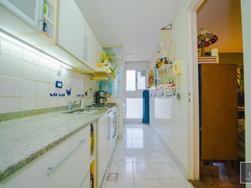 Departamento de 2 ambientes de 53,73 m2. Piso alto, Balcón. Cochera fija. Apto profesional. Flores