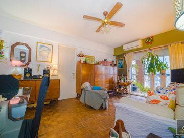 Departamento de 2 ambientes de 53,73 m2. Piso alto, Balcón. Cochera fija. Apto profesional. Flores