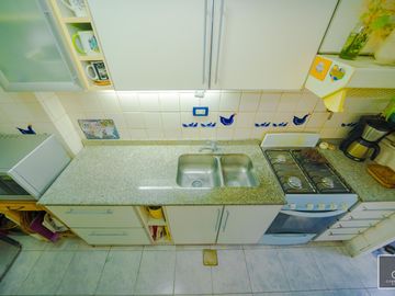 Departamento de 2 ambientes de 53,73 m2. Piso alto, Balcón. Cochera fija. Apto profesional. Flores