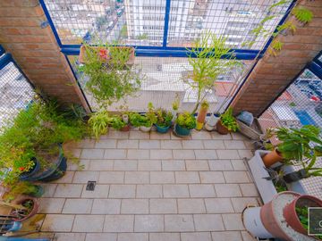 Departamento de 2 ambientes de 53,73 m2. Piso alto, Balcón. Cochera fija. Apto profesional. Flores