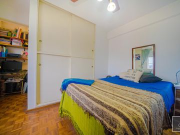 Departamento de 2 ambientes de 53,73 m2. Piso alto, Balcón. Cochera fija. Apto profesional. Flores