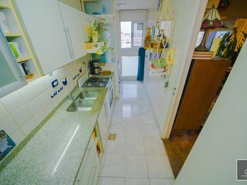 Departamento de 2 ambientes de 53,73 m2. Piso alto, Balcón. Cochera fija. Apto profesional. Flores