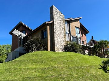 Casa en venta - 4 Dormitorios 3 Baños - Cochera - 1.022Mts2 - Cariló