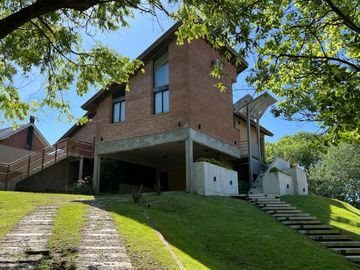Casa en venta - 4 Dormitorios 3 Baños - Cochera - 1.022Mts2 - Cariló