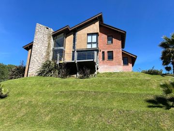 Casa en venta - 4 Dormitorios 3 Baños - Cochera - 1.022Mts2 - Cariló